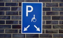 La signalétique pour handicapés dans les lieux publics : une nécessité d’accessibilité universelle