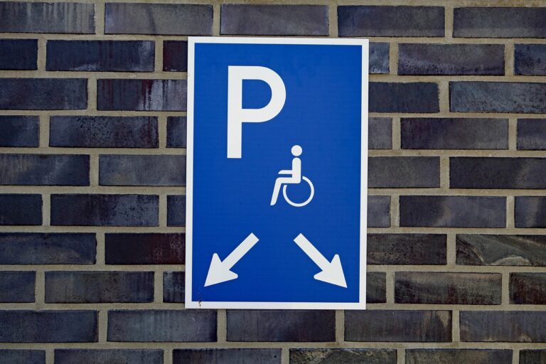 Lire la suite à propos de l’article La signalétique pour handicapés dans les lieux publics : une nécessité d’accessibilité universelle